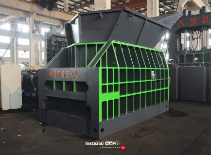 Kwaliteit staat voorop! Klanten uit Bangladesh bezoeken de fabriek voor een inspectie ter plaatse; de ​​zware shredder met dubbele as is succesvol verzonden.